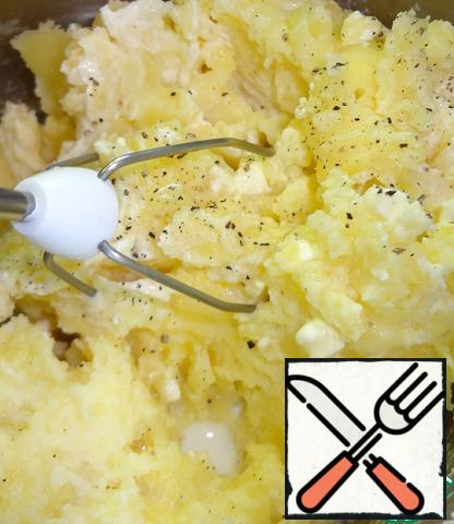 Beat several minutes with a mixer, adding the warm milk until desired consistency. The milk must be warm, otherwise the puree will turn gray. Add truffle oil to the potatoes and immediately start enjoying the unreal aroma.