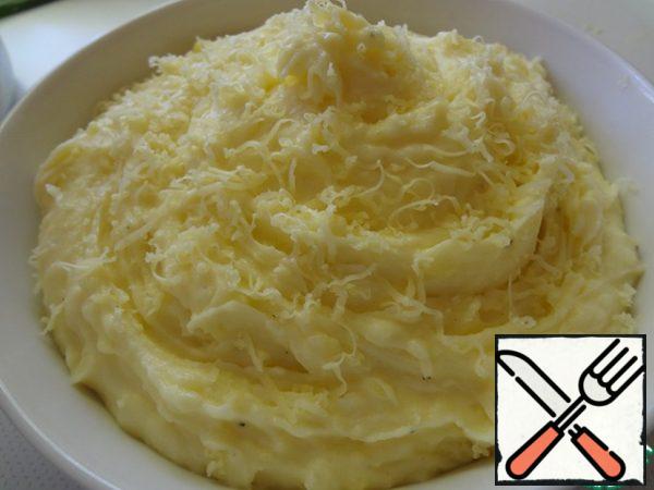 Spread the puree in a baking dish, holding a fork in a spiral give it a shape. Sprinkle with grated cheese and bake in the oven until Golden brown at 180 degrees.