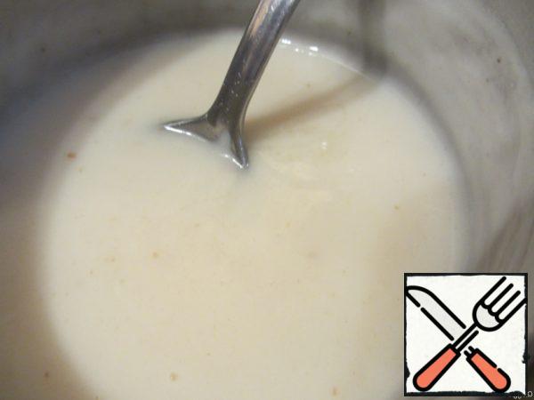 Divide the mixture into two equal parts, i.e. pour half of the mixture into another pan, leave the other half in this one. Add vanilla sugar to one part.
