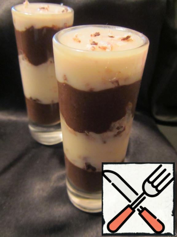 Spread the puddings in layers in cups, sprinkle each layer with chopped nuts (cookies, waffles). The top is also a bit of the crumbs. You can decorate with chocolate chips.
Put briefly in the refrigerator to all finally thickened.