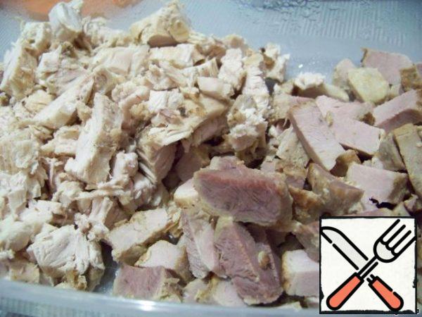 The meat is first necessary to prepare. Pork roast, I marinated it before.
Chicken fillet can be boiled or fried. I fried in a pan without oil, a little salt and pepper. And how to cool. Then cut into cubes (I got more of a parallelepiped, still not very smooth).