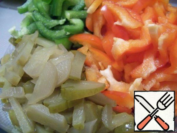 Pepper is better to take mixed, the taste is, of course, will not be affected but the look of the salad will be more interesting. And cut it. The same process is repeated with pickles.