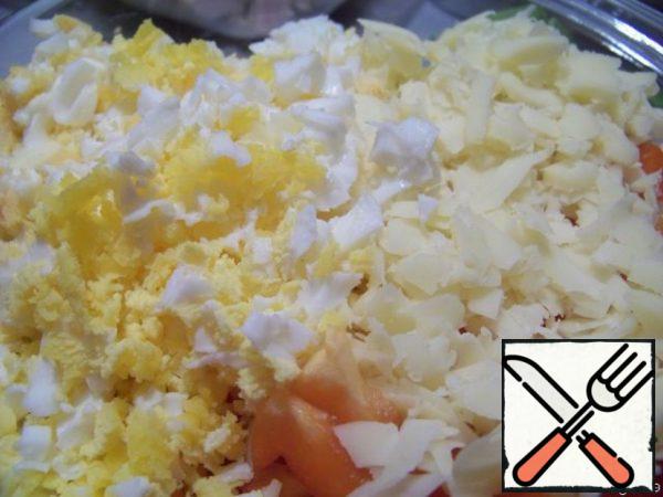 Boiled hard-boiled eggs and cheese grind.