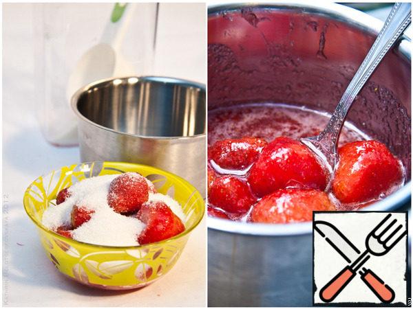 To fill the strawberries with the sugar, then boil. After boiling, reduce heat and cook for 10 minutes.