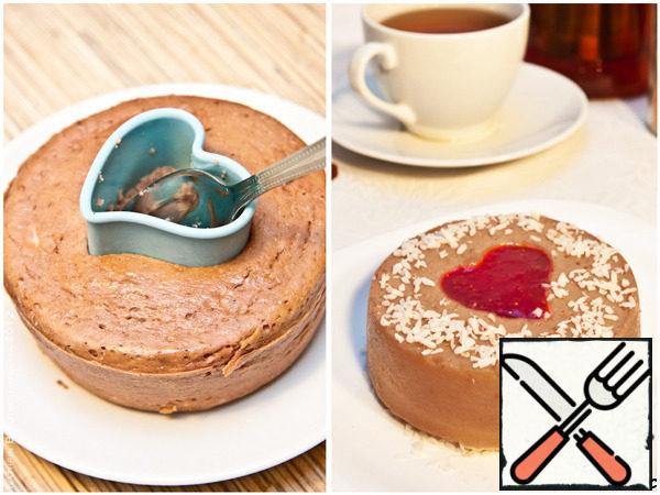 Let the pudding cool, remove from the mold.
Use a mold to make a hole in the center and take out a portion of pudding with a teaspoon. Take out the mold and fill the cavity with the filling.