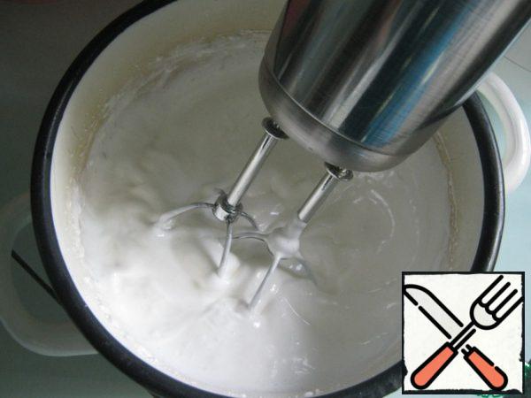 Power: 850 W
Program: baking (60 minutes)
Take the eggs and separate the whites from the yolks. Whisk the whites into a foam, gradually adding sugar. Beat until stable peaks.