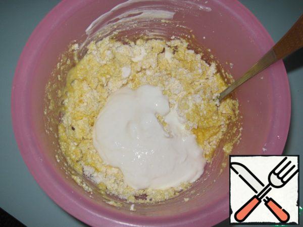 Cottage cheese pre-wipe through a sieve, add the yolks, starch (2 tablespoons with a slide), sour cream, vanilla sugar, semolina. Cottage cheese take delicious and soft. I had 5%.