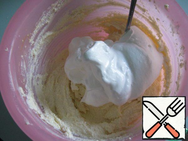 Whites gently added to the curd. Beat can not be mixed with a spoon in a circular motion.