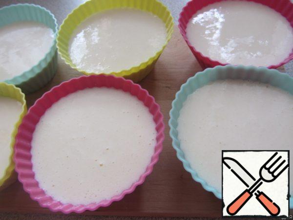 Add semolina, mix again and pour into silicone molds.