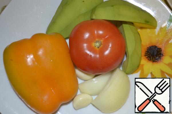 First prepare the salsa. We will need an avocado, 1 tomato, half a bell pepper, garlic, onion. Wash everything, peel the avocado.
