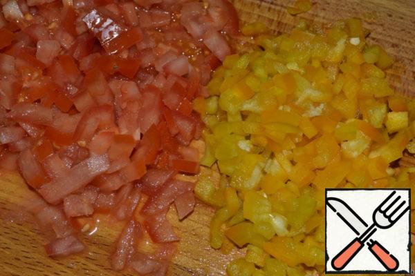 Cut all the vegetables very finely. You can grind it in a blender. Mash the avocado into a puree. The rest of the vegetables also need to be cut not very finely, they will be added to the tacos simply in layers.
