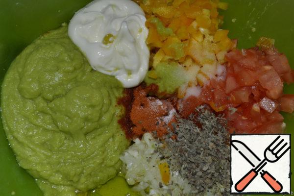 Here are all the ingredients put together. Add chili pepper, salt, a tablespoon with a slide of mayonnaise (I had low-fat), I added another 1 teaspoon of oregano. Mix everything thoroughly.
