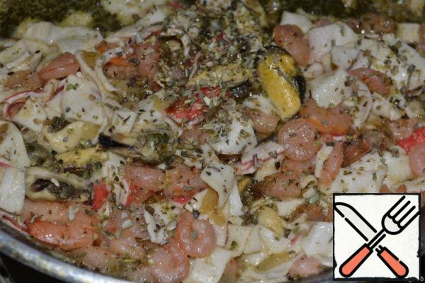 Fry seafood with onions. Add a little salt to taste. You can add greens.
