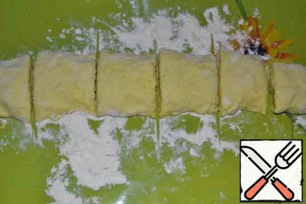 Knead a simple dough. Mix corn flour, salt, margarine and water. (I had an embarrassment, poured a lot of water, and the corn flour ran out, today I couldn't buy anywhere, and the fillings are already standing (I had to add the usual one so that the cakes turned out not as yellow and ribbed as with corn flour.)
