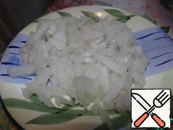 Finely chop the onion.
