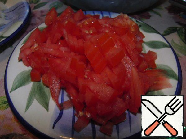 Finely chop the tomato.