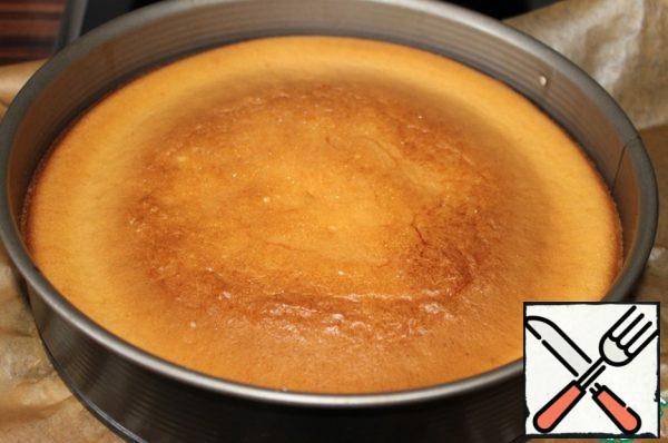 Pour everything into the prepared mold. I have a 26 cm form. And put it in the oven preheated to 200 gr. About 25 minutes. But look at your oven, you might need 30. Here is such a soft pie will turn out. It may happen later, but it's not scary.

