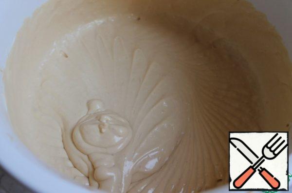 Prepare the cream. Whisk 200 ml of cream. Mix cream and boiled condensed milk. Fill the gelatin plates with water, heat 100 ml of cream, and squeeze the prepared gelatin and dissolve it in cream. Immediately add it to the cream, beat well with a mixer.

