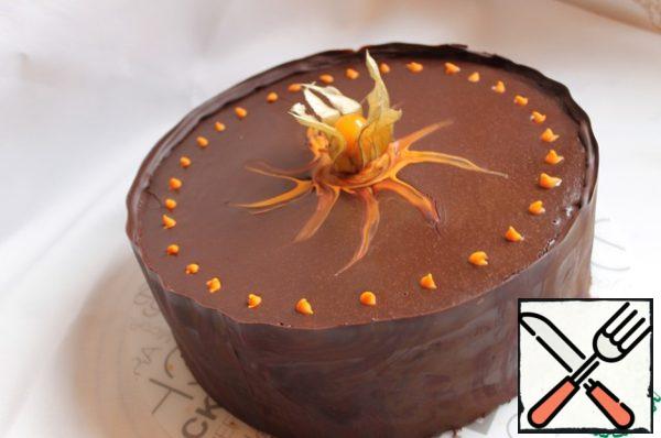 I decorated the sides with a chocolate ribbon. To do this, you can take a ready-made plate or take baking paper, cut a strip along the height and length of the cake. Spread with melted chocolate, let it lie on the table for 3 minutes and spread them on the sides. Put it in the cold for a while, it sets quickly. That's it, our pie is ready!