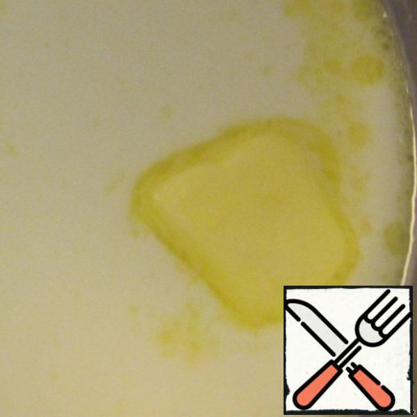 In a saucepan pour 200 g of milk, add butter, sugar, salt and vanilla. Stirring, allow to boil.
The amount of sugar adjust themselves depending on the acid of your cheese, vanilla can be put, and more!