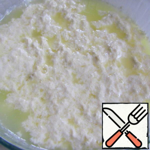 If you have already finished the cheese, skip this step.
In microwave oven from 1 liter of fresh milk (long-term storage milk not suited) and 500 g kefir I quickly do gentle cottage cheese or ricotta.
In a glass bowl pour milk and yogurt, add a pinch of salt and heat for about 10-12 minutes, but not bringing to a boil. Carefully remove and, if not very well curdle, add a couple tablespoons of lemon juice. Stir, let stand for 10 minutes.