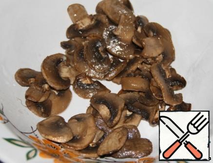 Mushrooms cut into slices, fry, cool and put in a Cup.
