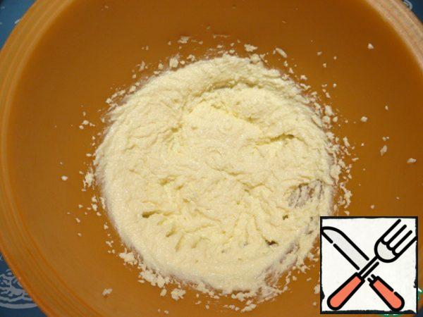 Prepare the dough for the cake. Beat softened butter, sugar, salt, rum with a mixer.
