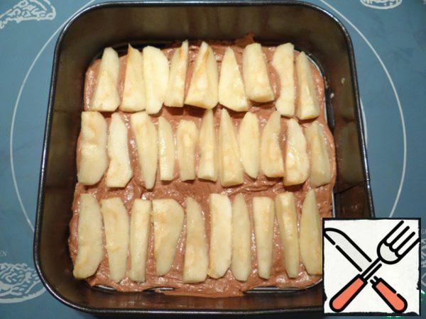 For baking a cake, I use a split square shape size 23x23 cm. form grease with vegetable oil.
In the form put half of the dough, spread evenly on the bottom, put the dough slices of pear.
