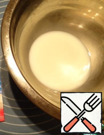 In a bowl measure 10 tablespoons of milk from the required amount for the preparation of cream.