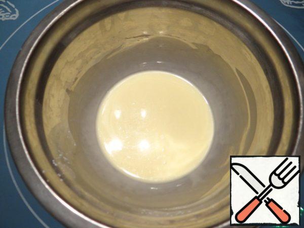 Mix milk and the contents of a bag of vanilla pudding.
In the remaining milk for the preparation of cream add sugar (60 g), bring to a boil on the stove.