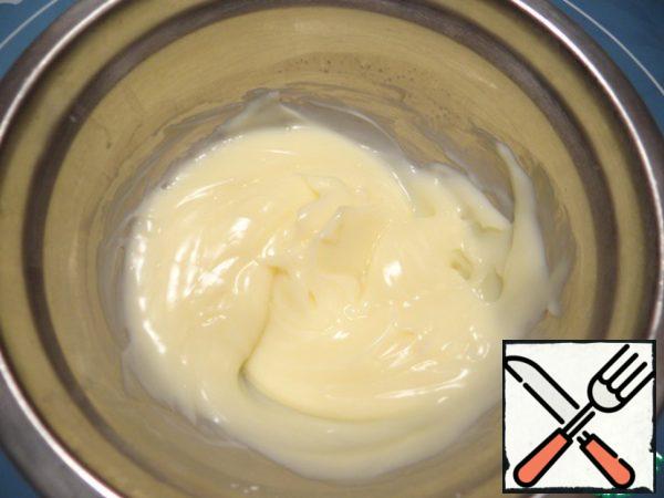 To pudding with a small amount of milk, add boiling milk, mix well, heat the mass again on the stove, bring to a boil.