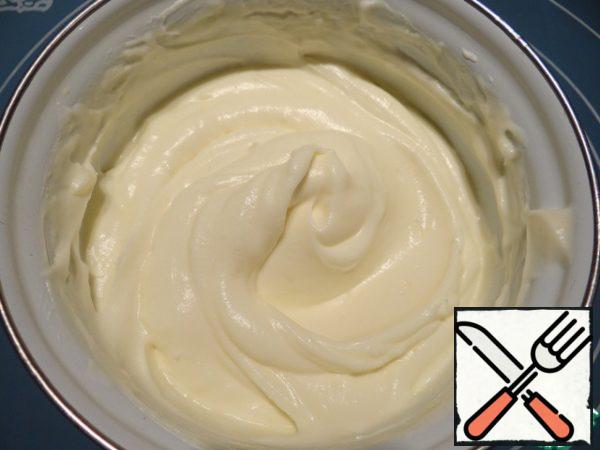 Gently mix the pudding cream with a spoon.