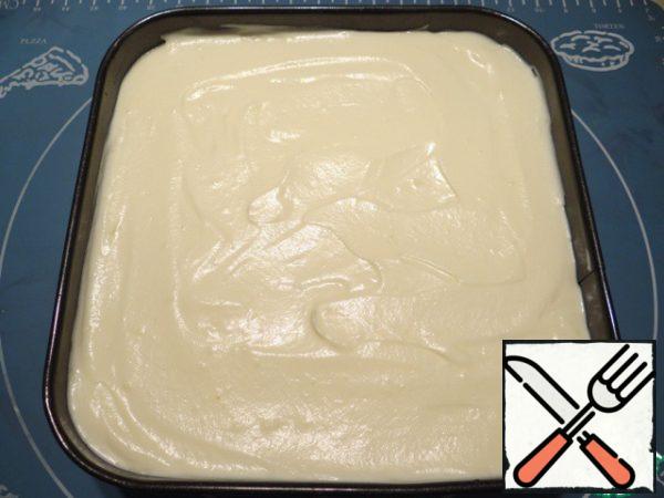 Align the surface of the cream with a spoon, place the cake in the refrigerator for 2 hours.