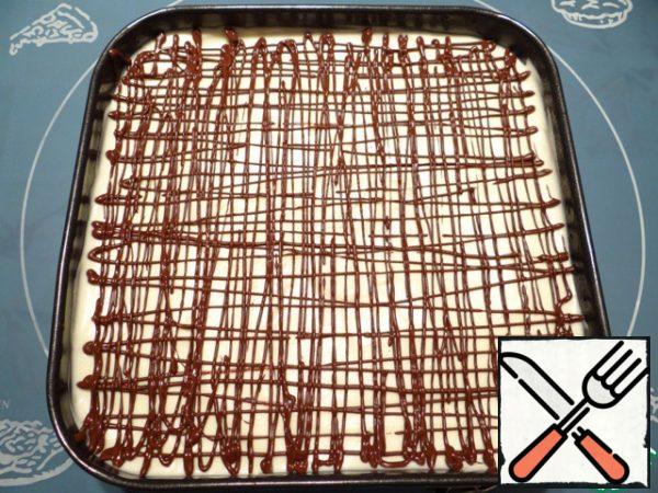 Dissolve dark chocolate in a water bath, apply thin lines to the surface of the cake.