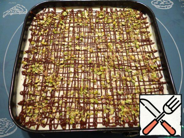Sprinkle the cake with chopped pistachios.
Gently hold the knife on the edges of the cake, remove from the split mold.
