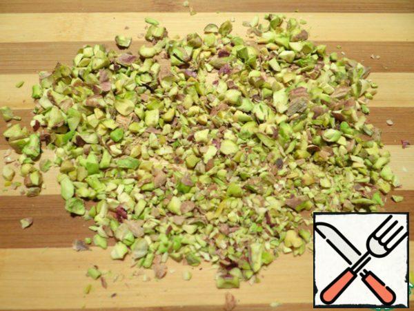 With a knife, chop pistachios.