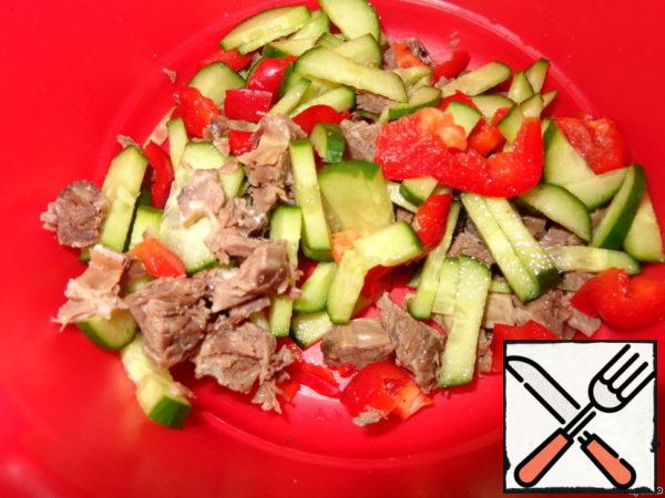 Boiled meat finely cut, or tear his hands on the fiber.
Fresh cucumber, bell pepper cut into strips. Mix everything.