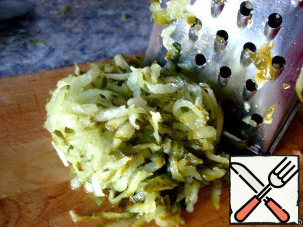 Cucumbers RUB on a grater.