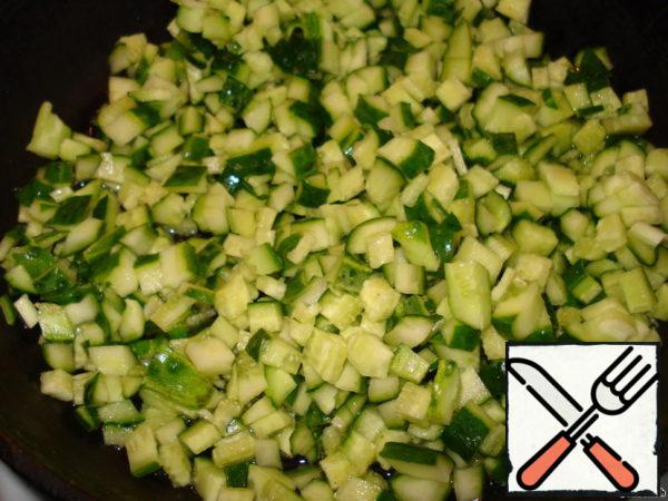 Cucumbers cut into small pieces (you can use overgrown cucumbers, peel them and remove the seeds).
Stew in sunflower oil in this order: cucumbers first.