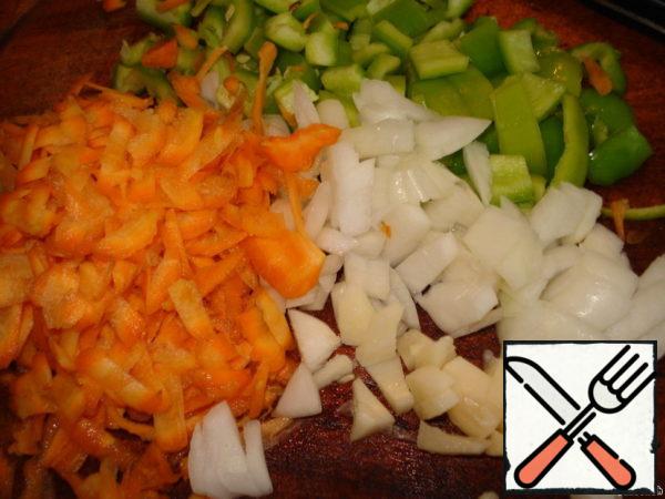 Cut onion, pepper, garlic into small pieces,
grate carrots on a coarse grater.