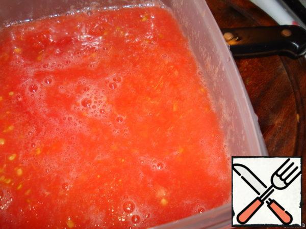 Grate the tomatoes on a fine grater.
