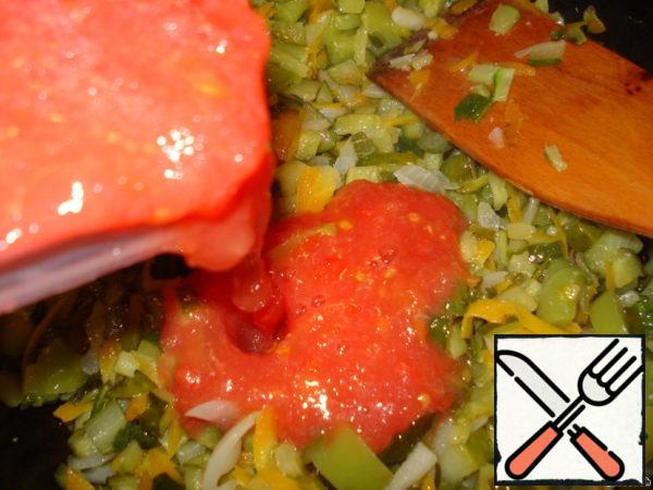 Then add tomatoes, garlic (you can add a piece of grated ginger, curry powder and mustard seeds - it will turn out in the manner of Indian chutney).
