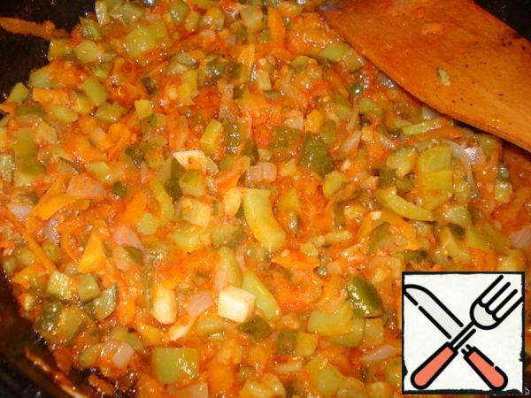 You can salt and pepper at any stage.
All this is stewed over medium heat until the liquid evaporates.