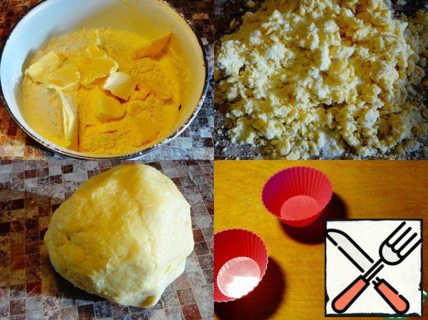 Chop the butter and mix, grind with flour.
Add 2 tablespoons of cream and knead the dough quickly.
wrap the dough in plastic wrap and put it in the refrigerator.
When the dough hardens, it should be divided into 6 parts.