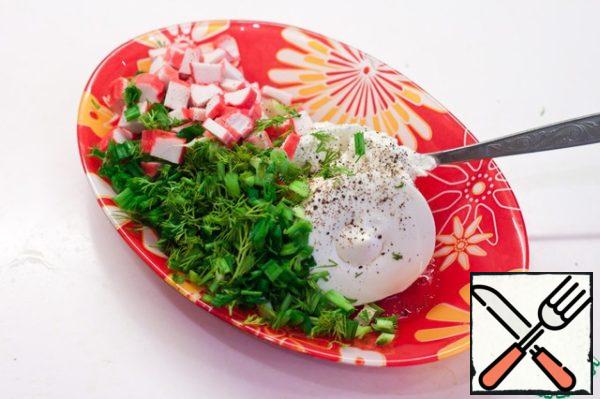 Mix cottage cheese with crab sticks, herbs and pepper. I'm not salty, and you desalinate according to your taste.
