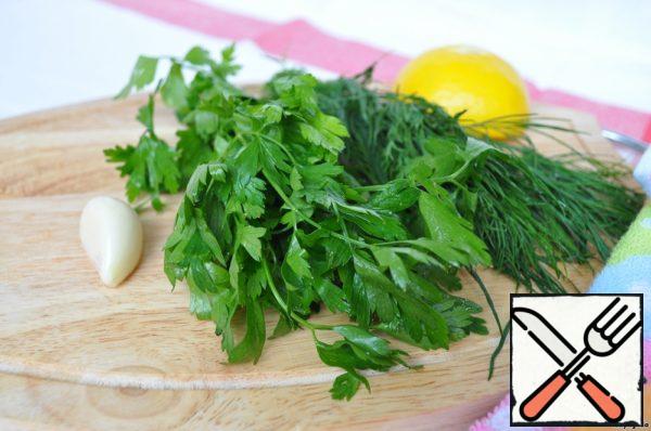 Wash the greens and finely chop them. Crush the garlic with lemon to make 1 tsp of zest, and squeeze out a little juice, add everything to the vegetables and mix.
