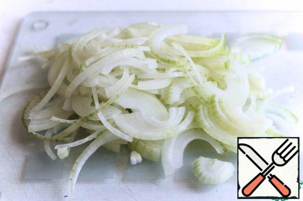 Peel the potatoes and put them to cook. It is necessary to boil in salted water until fully cooked, so that it does not stretch. It takes me about 20 minutes from the moment the water boils.
Meanwhile, peel the onion and cut it into thin half rings.
