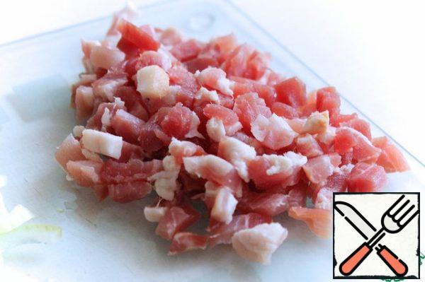 Cut the bacon into small cubes.
