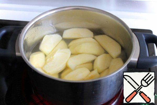 When potatoes left to cook for 10 more minutes, drain some of the water in a small saucepan, add 1 tsp sugar and 1 tsp lemon juice (I think lemon does not matter, but did as in the recipe).In this water we put ... Yes, peeled and core, cut into slices of apples!  Since the water is already hot (with potatoes also drained), it boils very quickly. From the moment of boiling cook for 5 minutes.P. S. Potatoes, meanwhile, continues to boil.