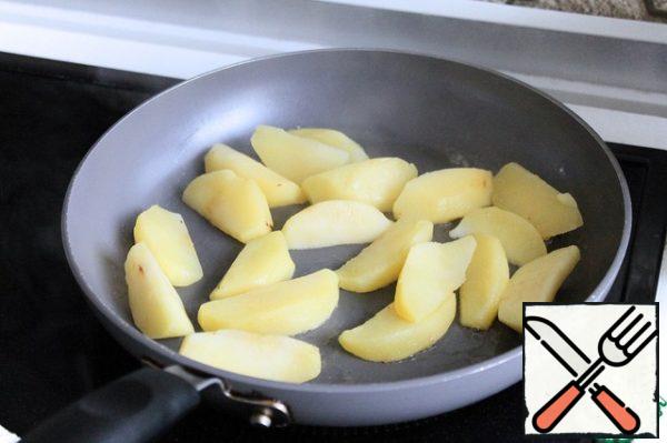 Drain the apples with water. I also drenched it with a paper towel to avoid excess liquid.Now again, heat the pan, put a little butter and fry the apples until Golden brown (not brown, but rather Golden).
Boiled first, now fry) But I tell you: this is it!
